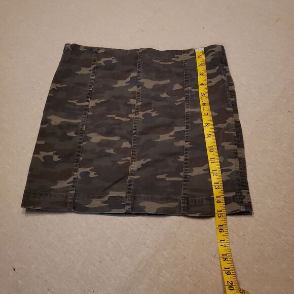 Free People Green Camouflage Mini Skirt in Size 6 - Picture 5 of 9